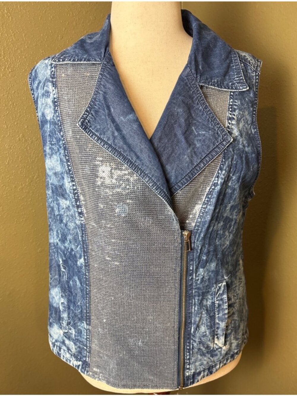 Chicos Womens Blue Acid Wash Denim Vest W/ Sequin Panels Size 2 Cotton Lyocell